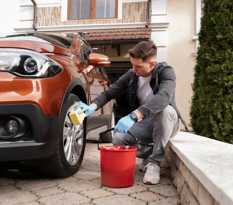 Lavage auto à domicile Manom : professionnel intervenant sur un véhicule